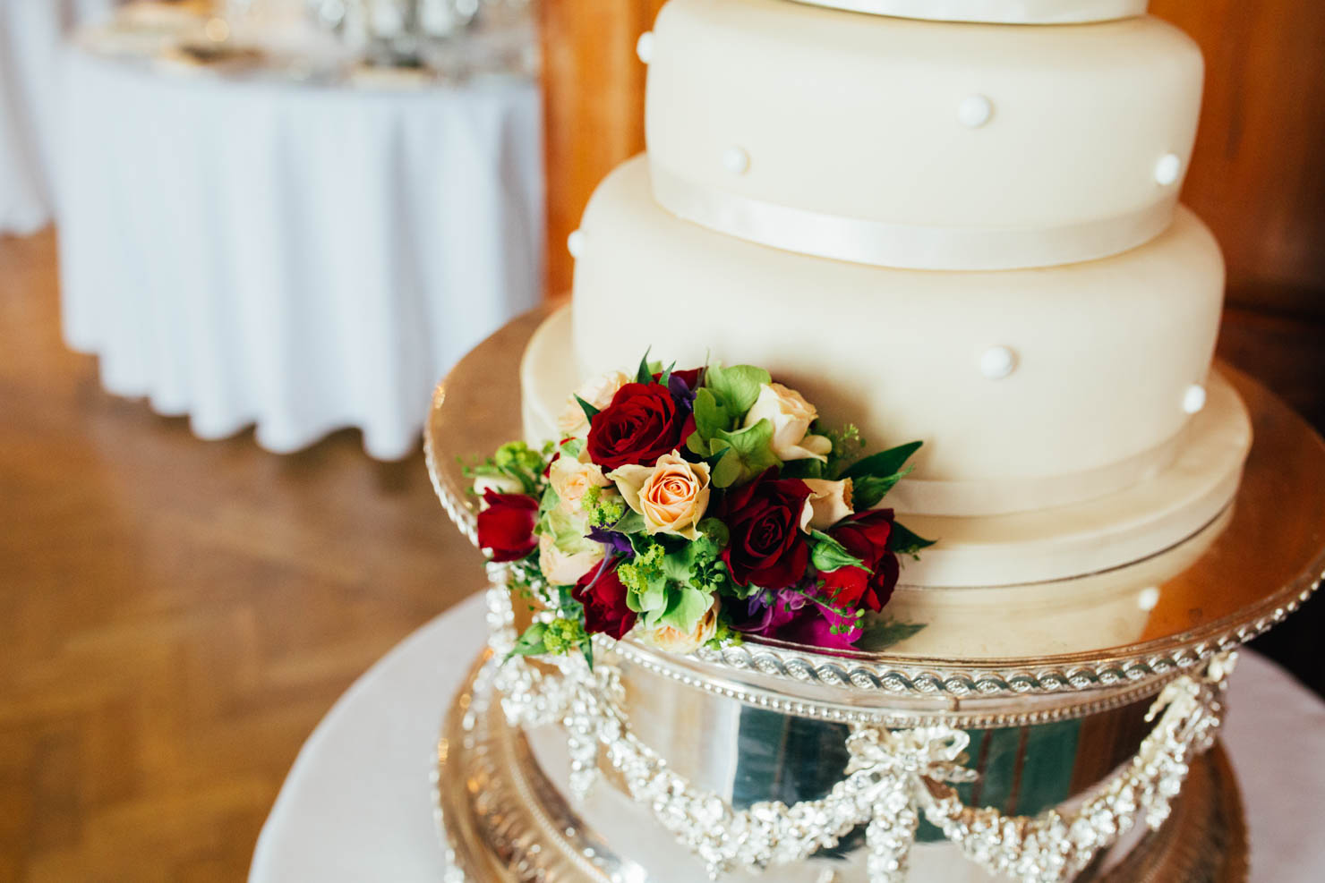 searcys knightsbridge wedding photography of wedding cake