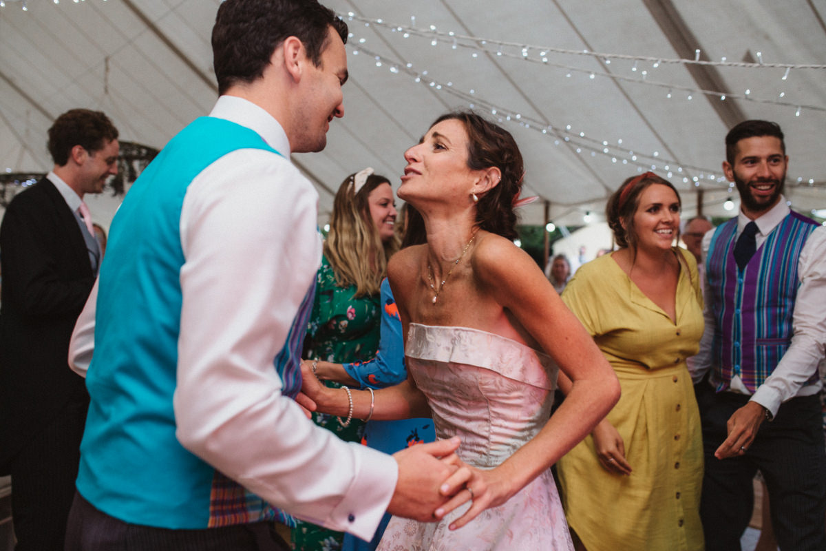 WEDDING PHOTOGRAPHY IN EYE of bride and groom dancing